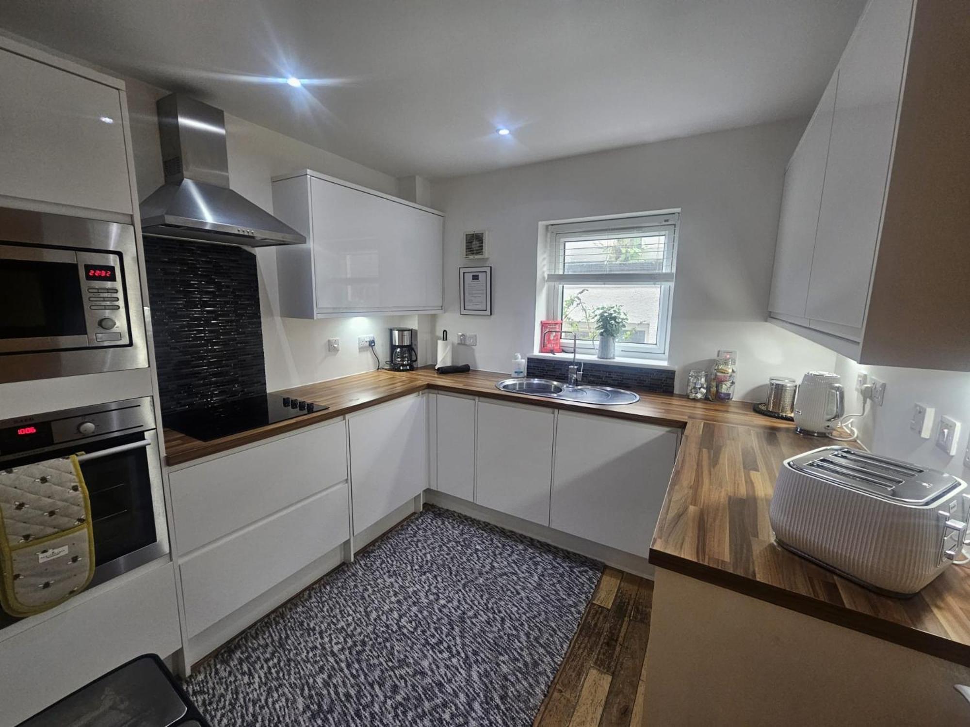 Langley Apartment City Centre Secure Parking 2 Min Walk, Public Transport 1 Min Walk, Great Location Quiet Side Street 2 Bedroom, 2 Bathroom Apartment Inverness