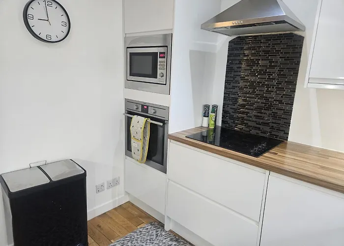 Langley Apartment City Centre Secure Parking 2 Min Walk, Public Transport 1 Min Walk, Great Location Quiet Side Street 2 Bedroom, 2 Bathroom
